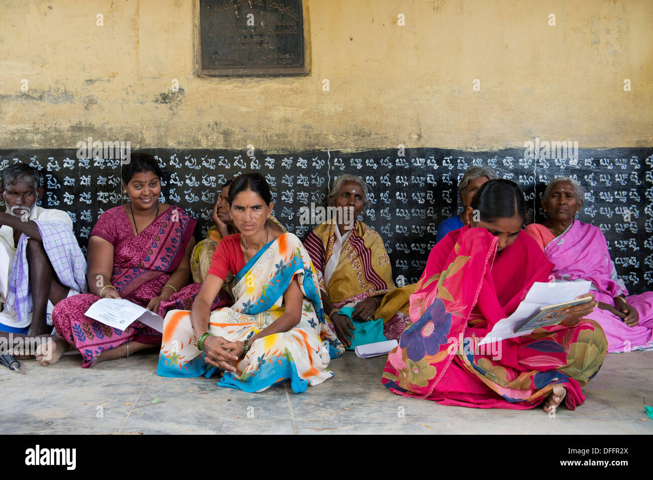 Sehbehinderte indische Dorfbewohner die Augenklinik in Sri Sathya Sai Baba mobile aufsuchende Krankenhaus warten. Indien Stockfoto