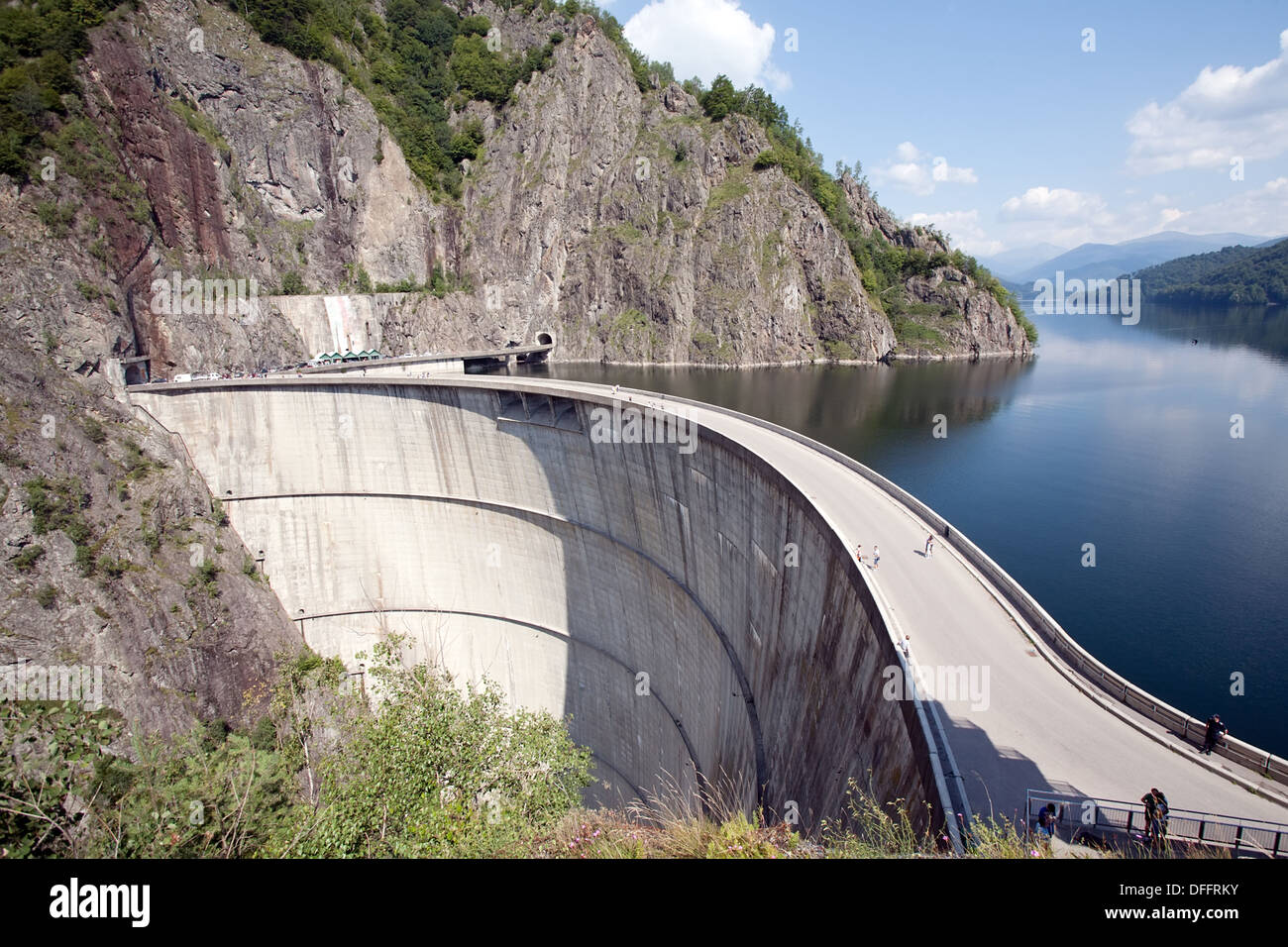 Weg über den großen Damm auf Transfagarasan Bergstrecke, Rumänien Stockfoto