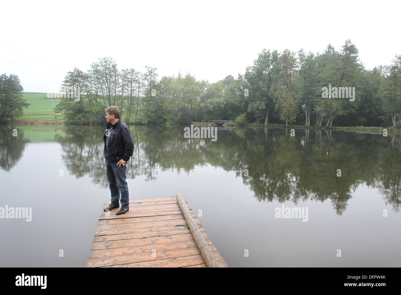 Irsee, Deutschland. 30. September 2013. Bürgermeister von Irsee Andreas Lieb steht auf einem Pier am Oggenrieder Weiher See in der Nähe von Irsee, Deutschland, 30. September 2013. Die Suche nach dem Tier weiter nach ein Kind schlecht von etwas gebissen wurde, vermutlich ein Alligator-Schnappschildkröte vor zwei Monaten. Foto: KARL-JOSEF HILNDENBRAND/Dpa/Alamy Live News Stockfoto