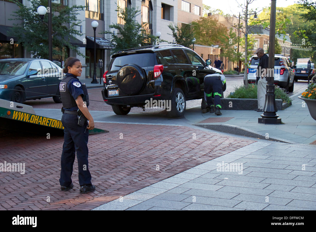 Polizistin am Standort von einem Autounfall, lief Fahrzeug Vorfahrt Pflanzer. Oak Park (Illinois). Stockfoto