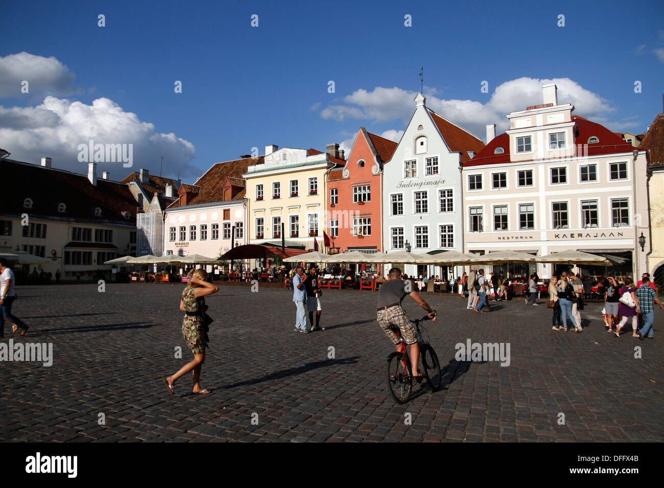 Tallinn-Menschen zu Fuß auf dem wunderschönen Raekoja-Platz Stockfoto