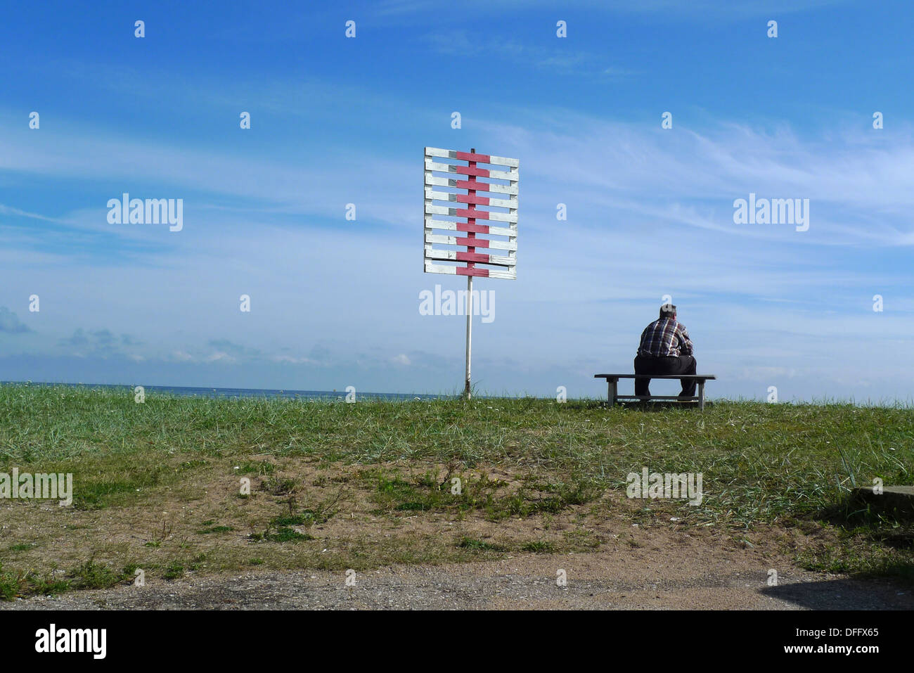 Mann mittleren Alters sitzen auf einer Bank Stockfoto