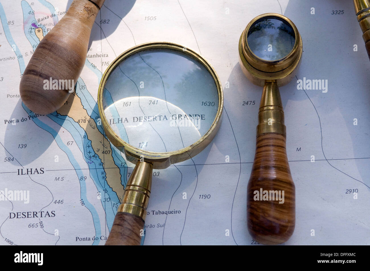 Stillleben mit Karte mit antiken Magnifying Glass Stockfoto