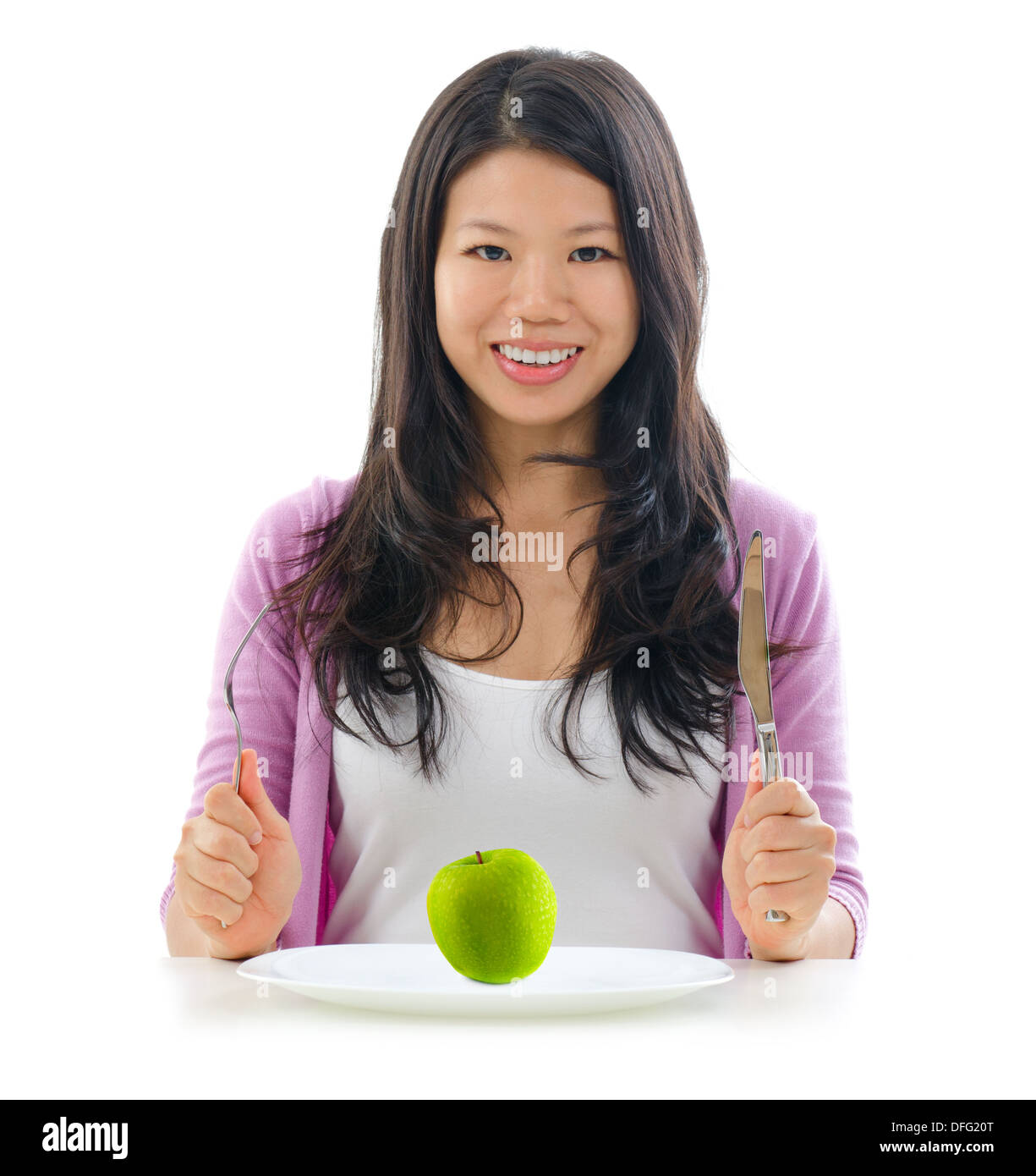 Gesund essen-Konzept. Asiatische Mädchen hält bereit, grünen Apfel auf Teller zu essen. Isoliert auf weißem Hintergrund. Stockfoto