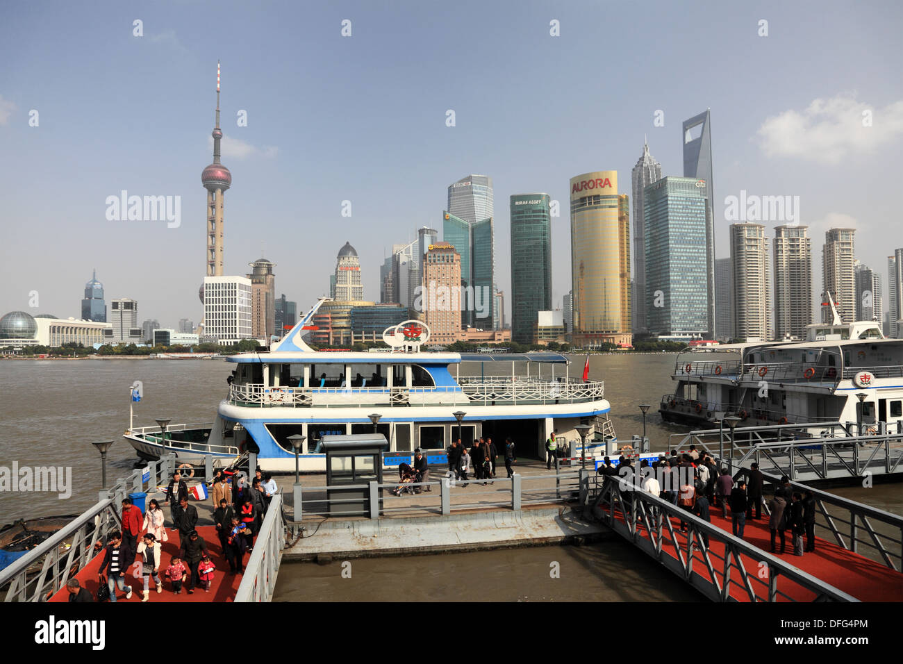 Fähre über den Huangpu-Fluss in Shanghai, China Stockfoto