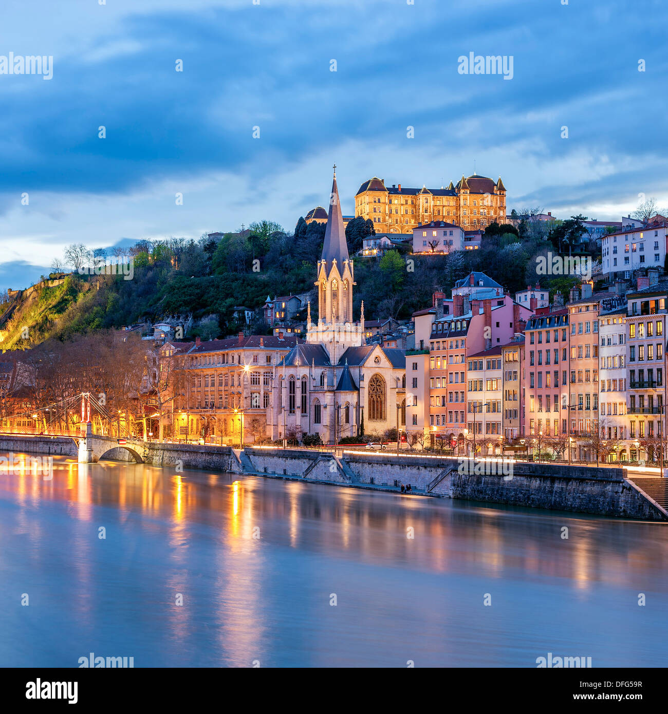 Blick auf den Fluss Saone in der Nacht, Lyon, Frankreich Stockfoto
