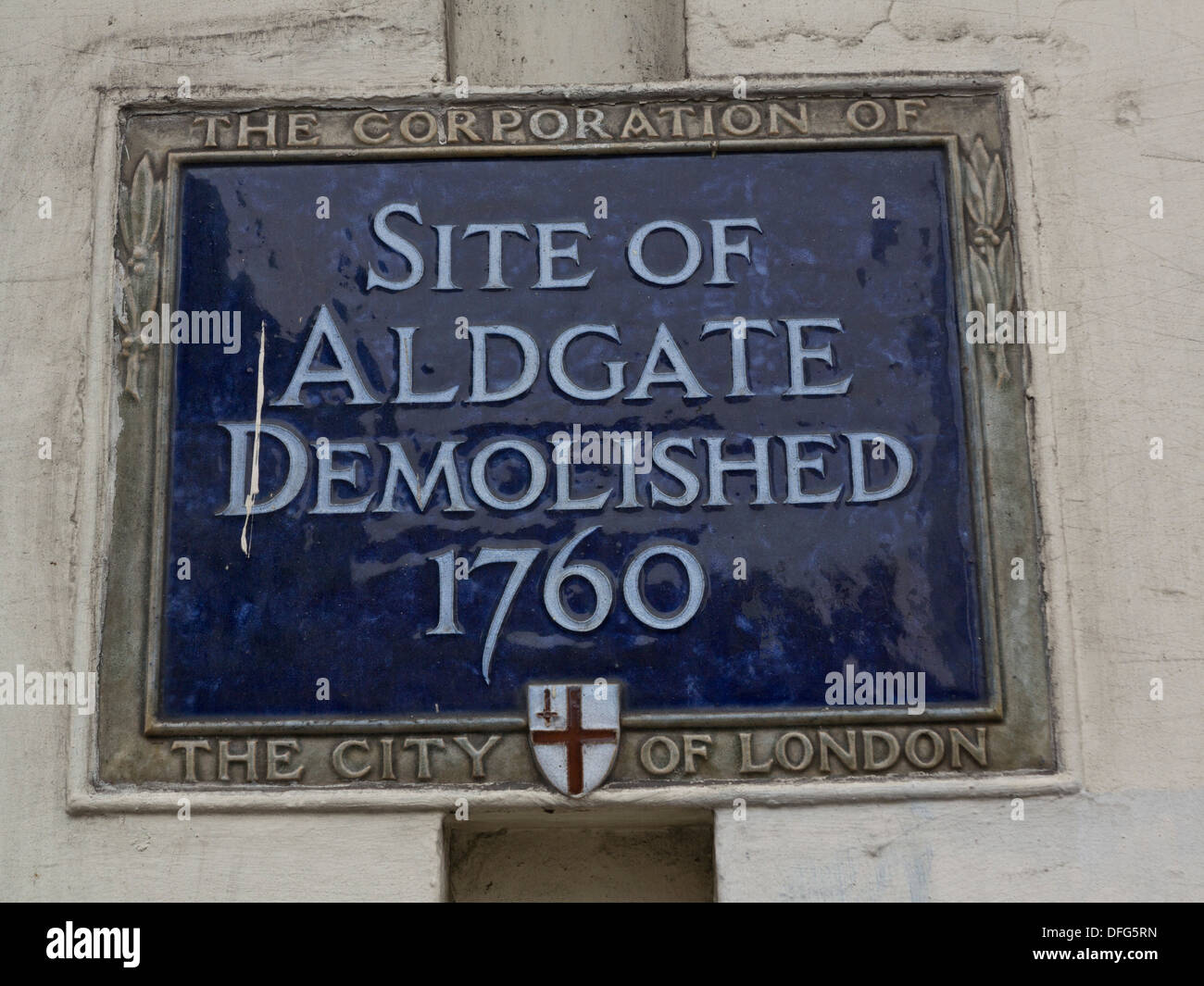 Plakette markiert den ursprünglichen Speicherort der Aldgate in der City of London, UK Stockfoto