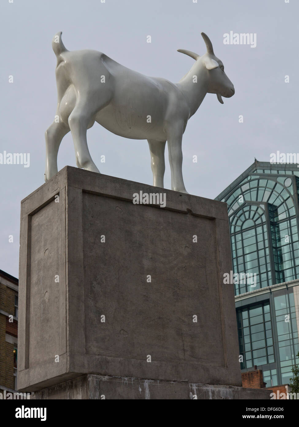 Ich Ziege, der Siegerentwurf des Spitalfields Skulptur-Preis 2010 in Bishops Square, Spitalfields, London, UK Stockfoto