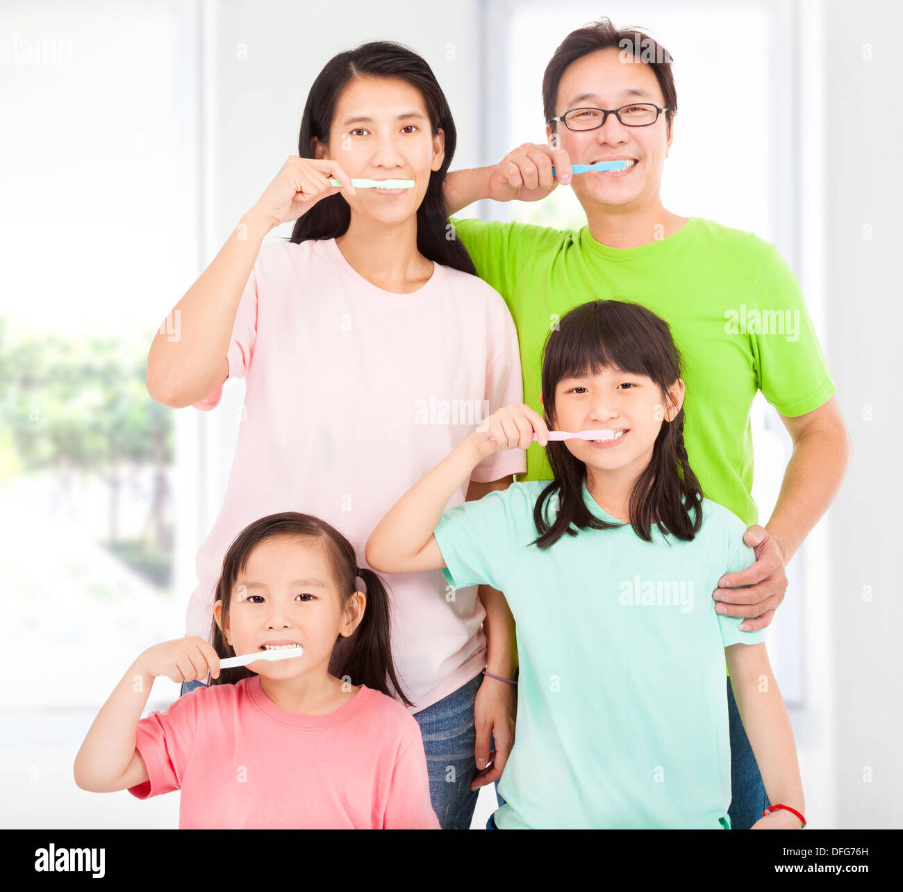 glückliche Familie, die ihre Zähne putzen Stockfoto