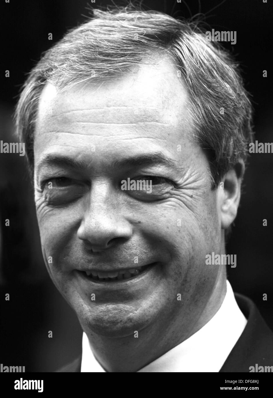 London, UK. 4. Oktober 2013. UKIP Führer Nigel Farage in Leicester Square abgebildet nach seiner Bemerkungen über LBC (Londons größte Gespräch 97,3). Bildnachweis: Tony Henshaw/Alamy Live-Nachrichten Stockfoto