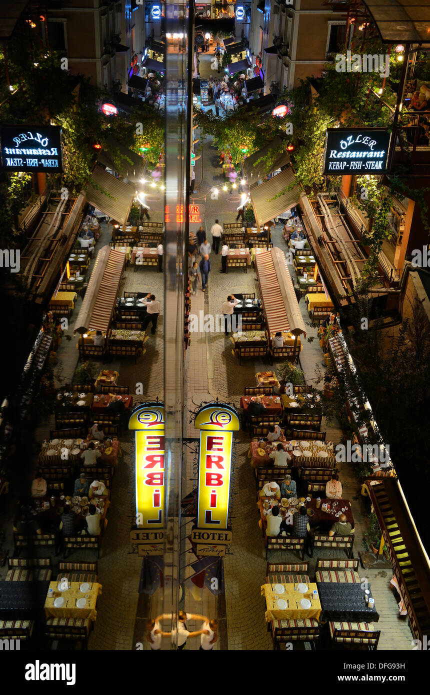 Straße Restaurants entlang der Straße von Ibni Kemal Caddesi, Spiegelung, Sirkeci, Istanbul, europäische Seite, Provinz Istanbul, Türkei Stockfoto