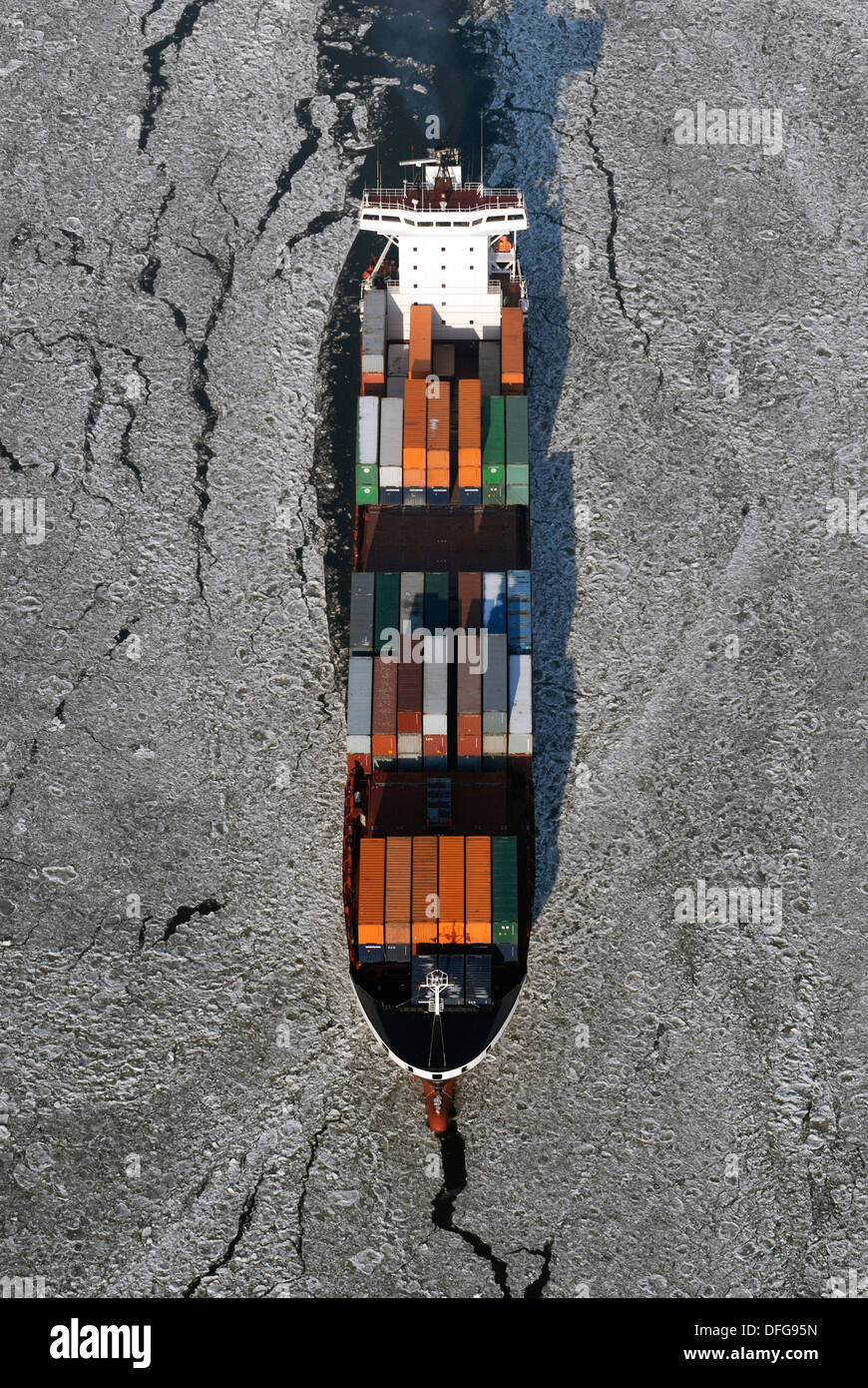 Feederschiff Tetuan umgeben von Eis, Luftaufnahme, Hamburg, Hamburg, Deutschland Stockfoto