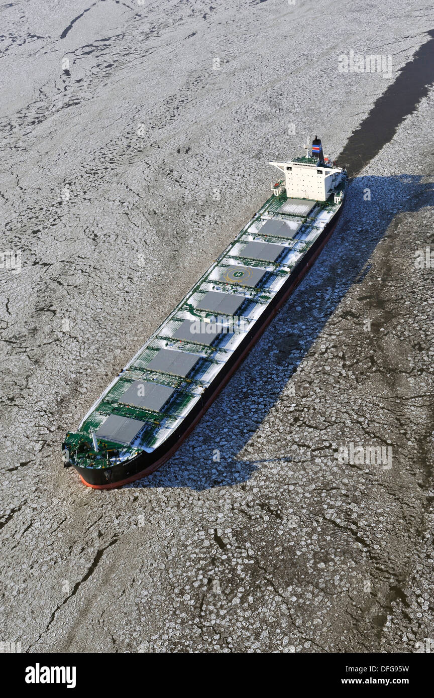 Frachtschiff Prosperous an der Elbe mit Eis fließen, Luftaufnahme, Hamburg, Hamburg, Deutschland Stockfoto
