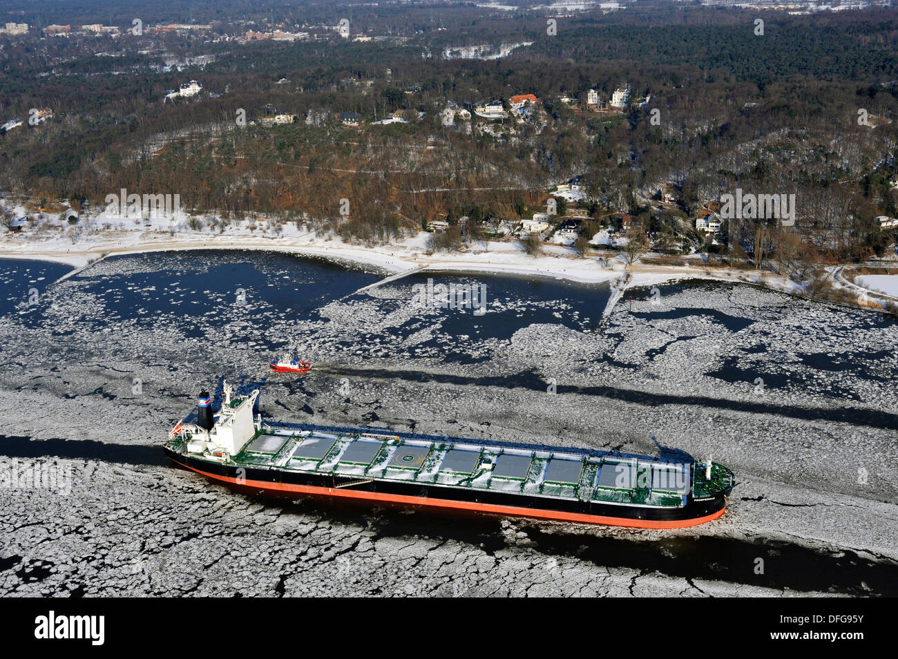 Schiff auf der Elbe mit Eis fließen, Luftaufnahme, Hamburg, Hamburg, Deutschland Stockfoto