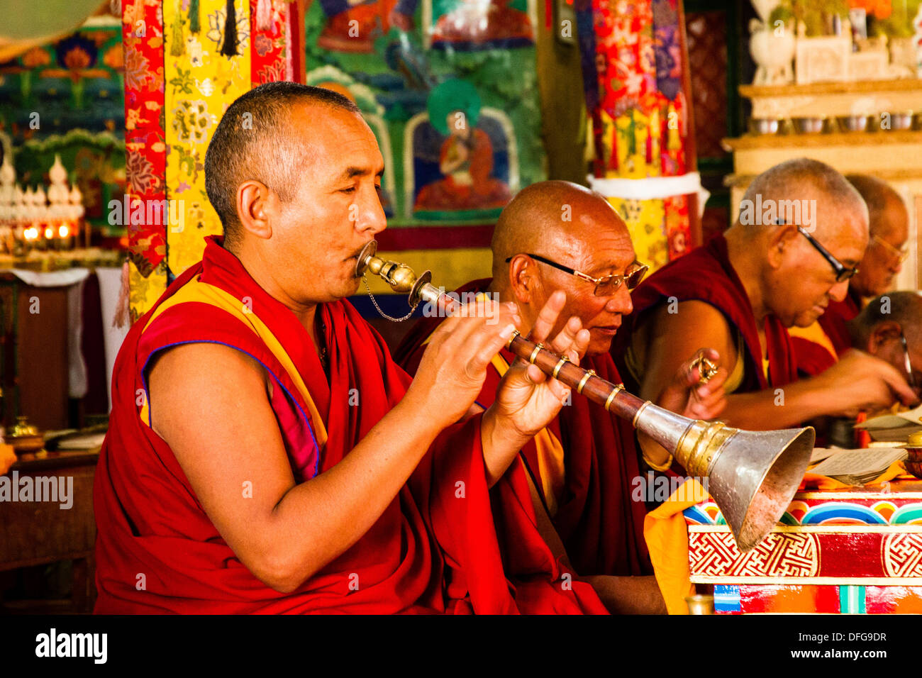 Mönche in ein religiöses fest, Likir Kloster oder Likir Gompa, Likir, Ladakh, Jammu und Kaschmir, Indien Stockfoto