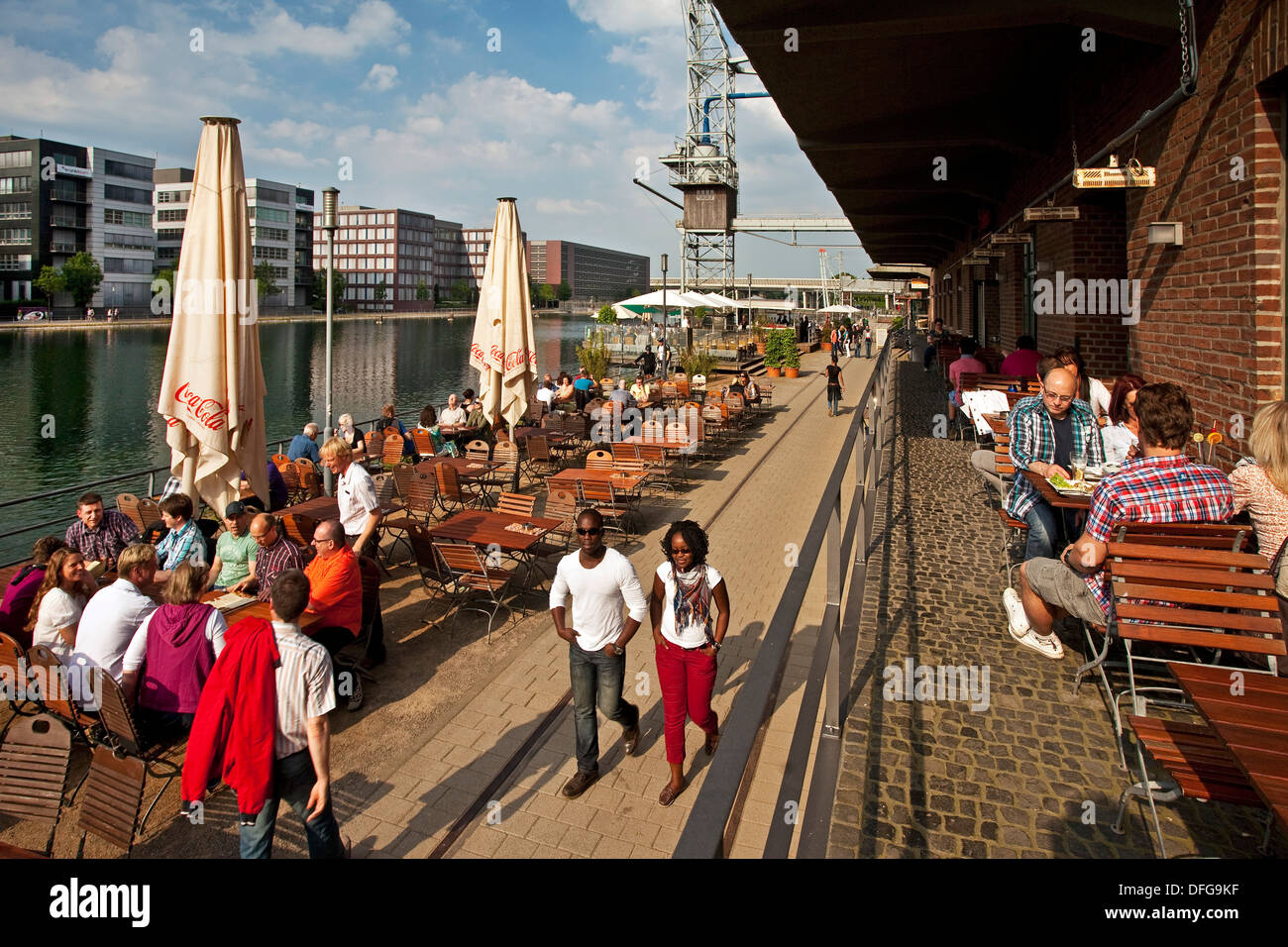 Menschen genießen im Freien speisen im Innenhafen, Duisburg, Ruhrgebiet, Nordrhein-Westfalen, Deutschland Stockfoto