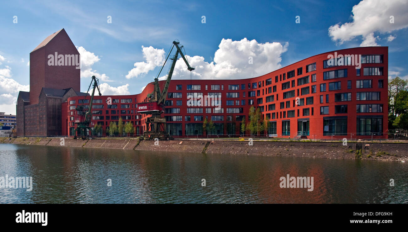 NRW-Archiv Gebäude mit zwei Kränen im Innenhafen, Duisburg, Ruhrgebiet, Nordrhein-Westfalen, Deutschland Stockfoto