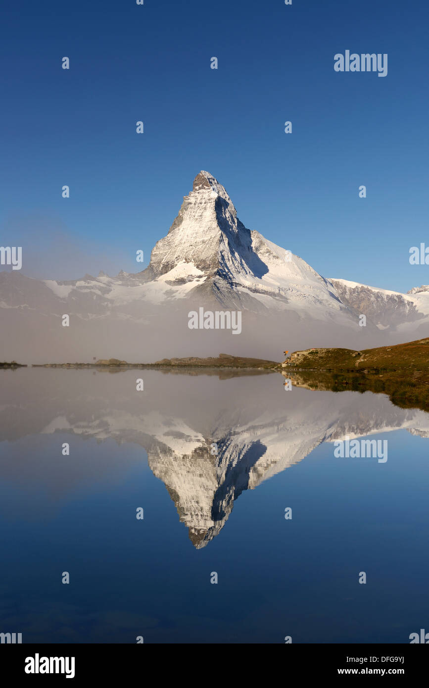 Matterhorn spiegelt sich im See Stellisee, mit Nebel, Walliser Alpen, Wallis, Schweiz Stockfoto