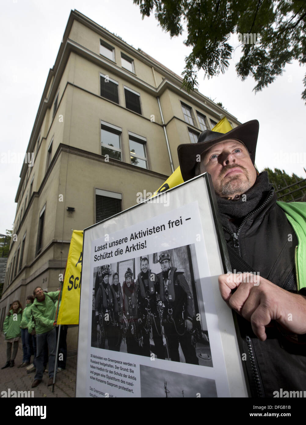 Frankfurt Main, Deutschland. 4. Oktober 2013. Eine Greenpeace-Aktivist steht außerhalb der russischen Konsulat in Frankfurt Main, Deutschland, 4. Oktober 2013. Ein paar Dutzend Menschen nahmen Teil an den Protesten, die Freilassung von Aktivisten, die während einer spektakulären Protestaktion gegen Ölbohrungen in der Arktis festgenommen wurden. Foto: FRANK RUMPENHORST/Dpa/Alamy Live News Stockfoto