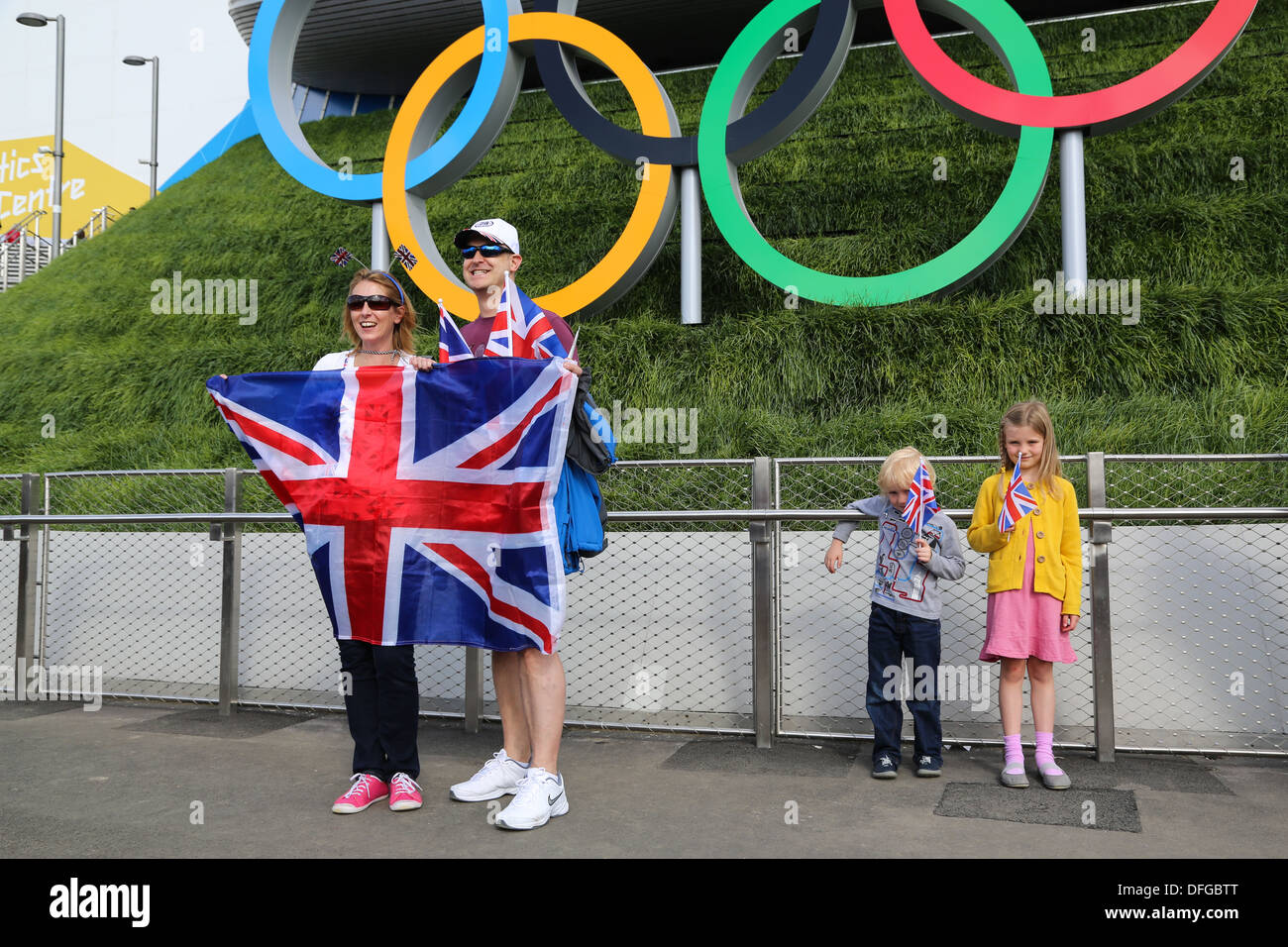 Familie wehenden Flaggen Union Jack, Olympischen Spiele in London 2012 Stockfoto