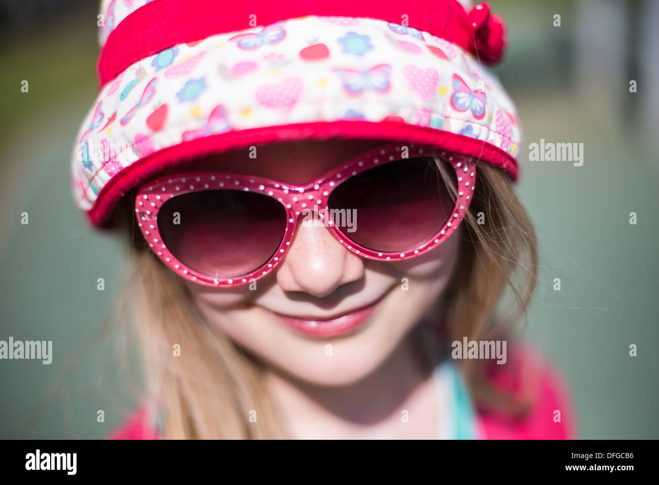 Junge Mädchen tragen, Sonnenhut und Sonnenbrille Stockfoto