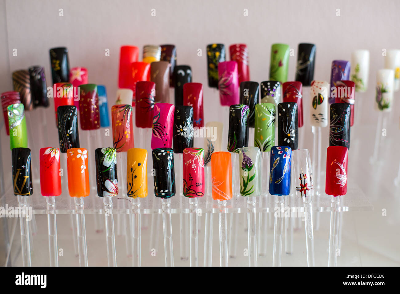 Falsche Nägel auf dem Display an ein Nagelstudio Stockfoto
