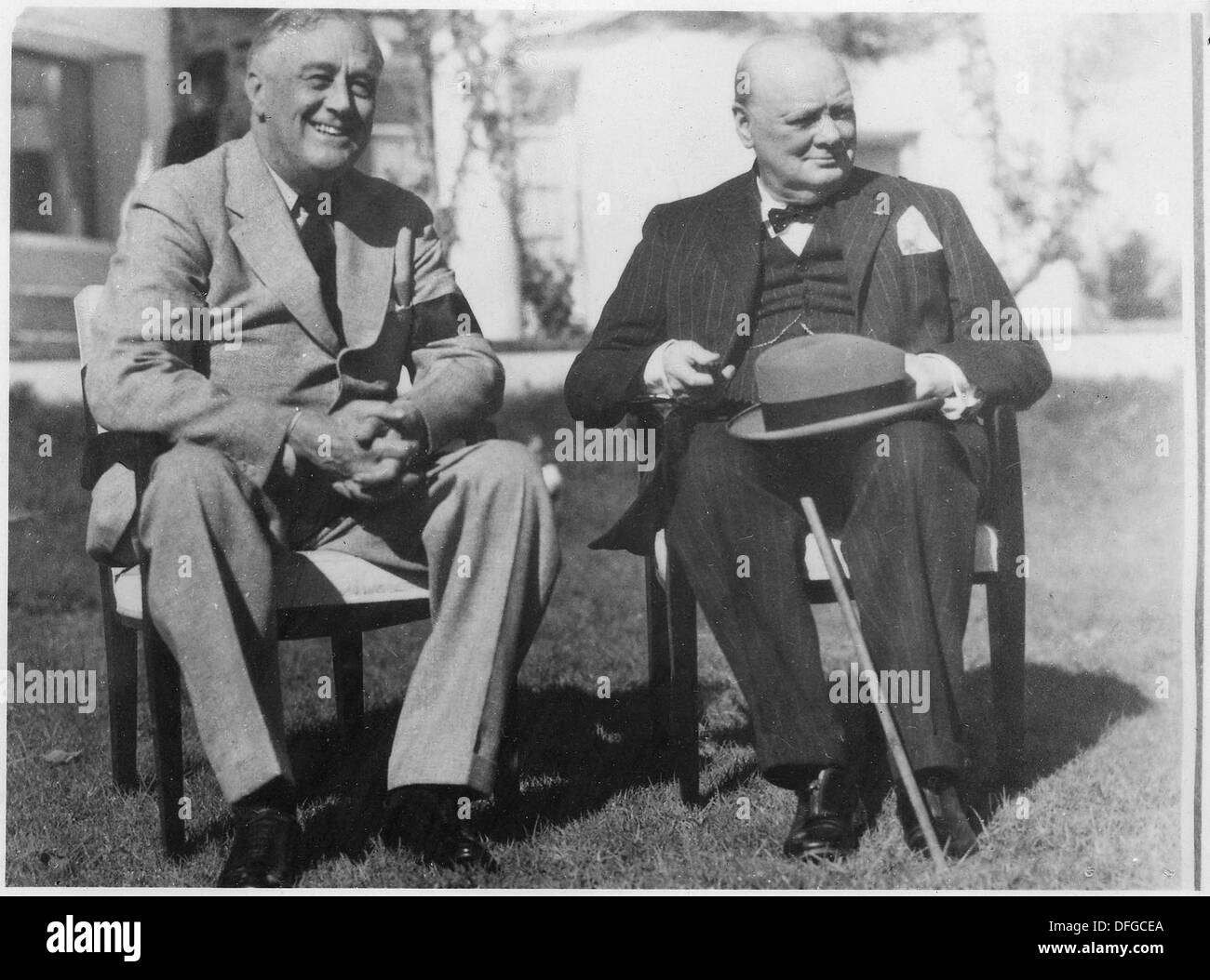 Franklin D. Roosevelt und Winston Churchill treffen sich 1969 in Casablanca während einer zentralen Konferenz, bei der sie über Kriegsstrategien und Nachkriegspläne diskutieren. Stockfoto