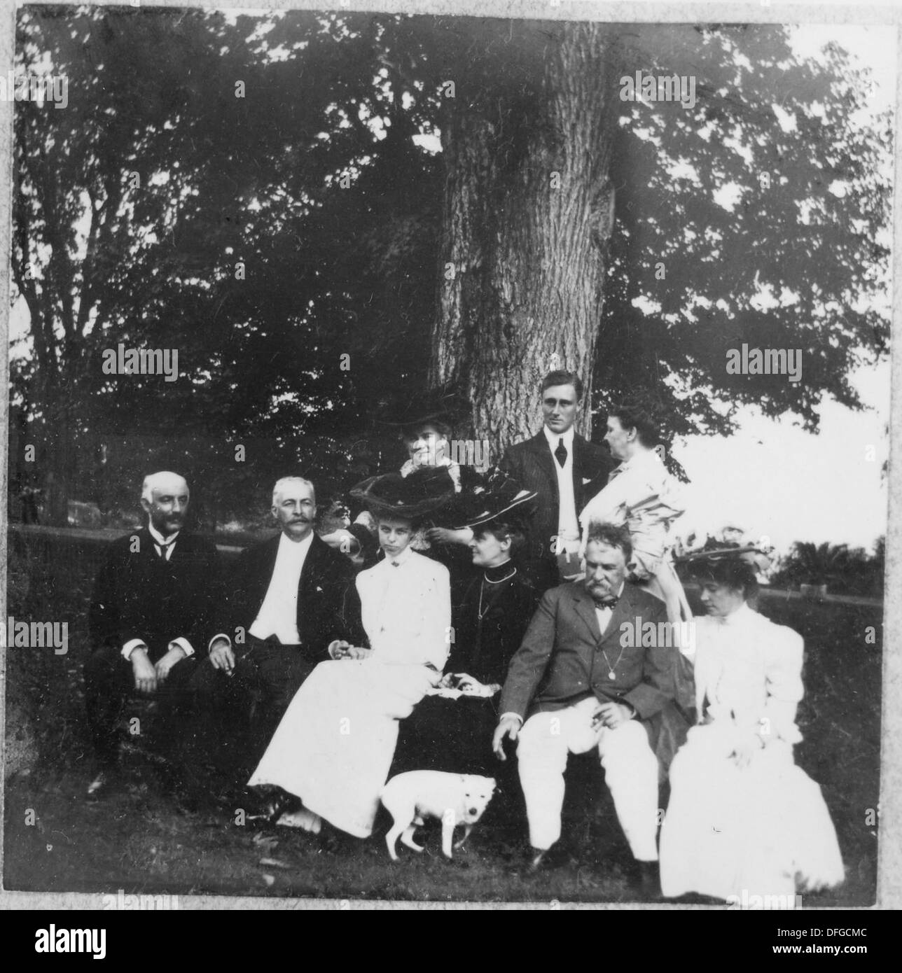 Dieses Foto zeigt Franklin D. Roosevelt und Eleanor Roosevelt in einer Gruppe. Sie erfasst sie in einem öffentlichen oder gesellschaftlichen Ereignis, wahrscheinlich in den ersten Jahren ihrer öffentlichen Karriere. Stockfoto