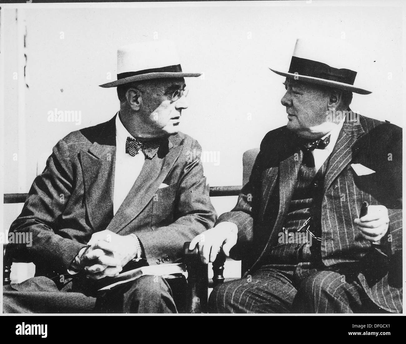 Franklin D. Roosevelt und Winston Churchill treffen sich 1954 in Quebec, Kanada, um über Kriegsstrategien während des Zweiten Weltkriegs zu diskutieren und ihre Führungsallianz zu festigen. Stockfoto