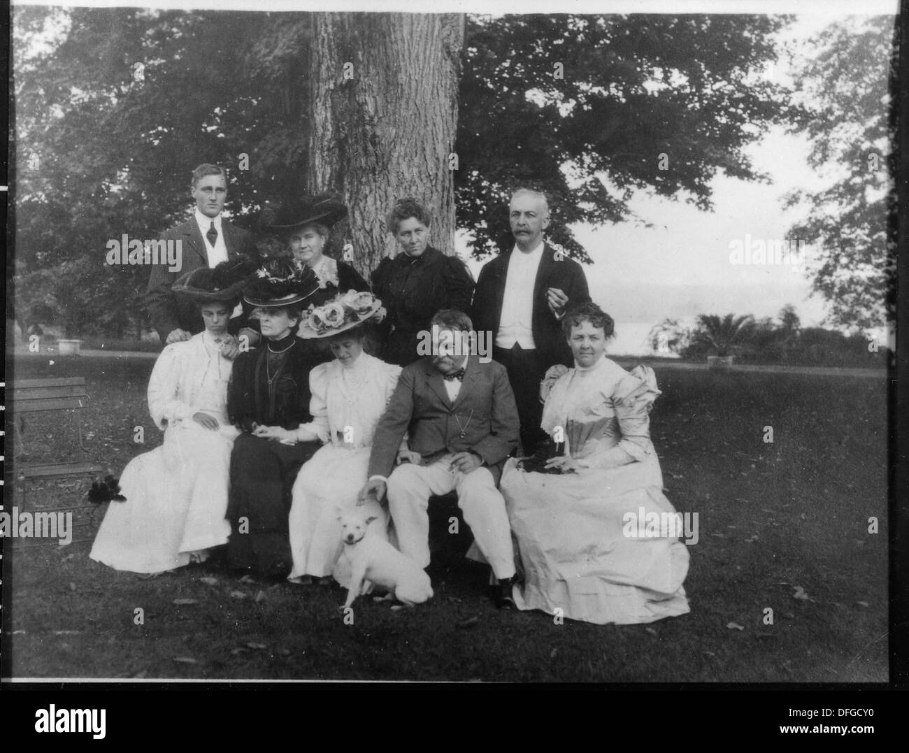 Dieses Foto zeigt Franklin D. Roosevelt, Eleanor Roosevelt und Mitglieder der Familie Delano in Newburgh, New York. Es fängt einen Moment mit der prominenten amerikanischen Familie im 20. Jahrhundert ein. Stockfoto