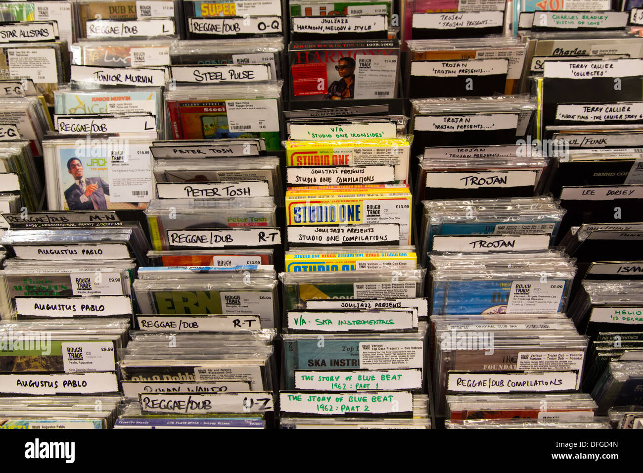 Racks von CDs zu verkaufen in Rough Trade Osten Record Store Stockfoto