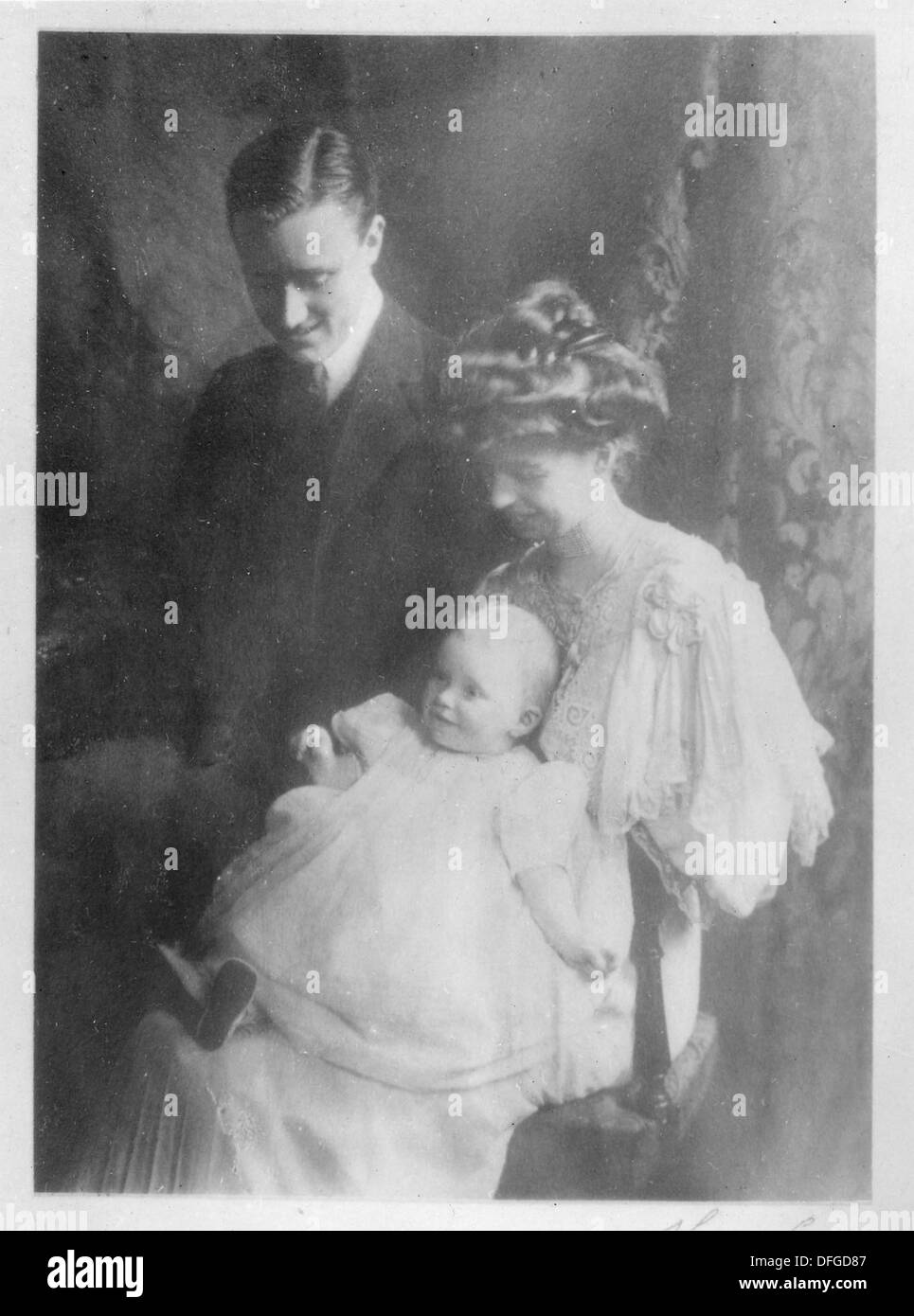 Dieses formelle Porträt zeigt Franklin D. Roosevelt und Eleanor Roosevelt mit ihrer Tochter Anna in New York City. Das Familienfoto ist ein ikonisches Bild aus den 1930er Jahren, das die Familie Roosevelt in einem klassischen Ambiente hervorhebt. Stockfoto