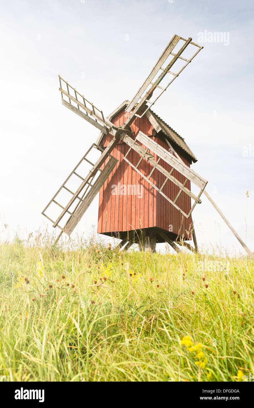 Altmodische hölzerne Windmühle auf einem Hügel in Skänninge, Schweden Stockfoto