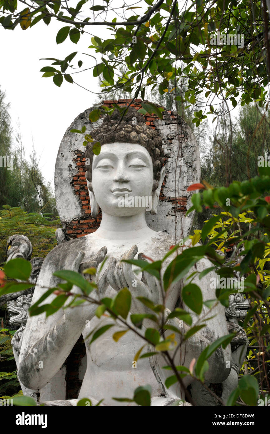 Statue von Lord Buddha, der Lehrauftrag aus der Dvaravati-Periode. Im alten Siam in der Nähe von Bangkok in Thailand. Stockfoto
