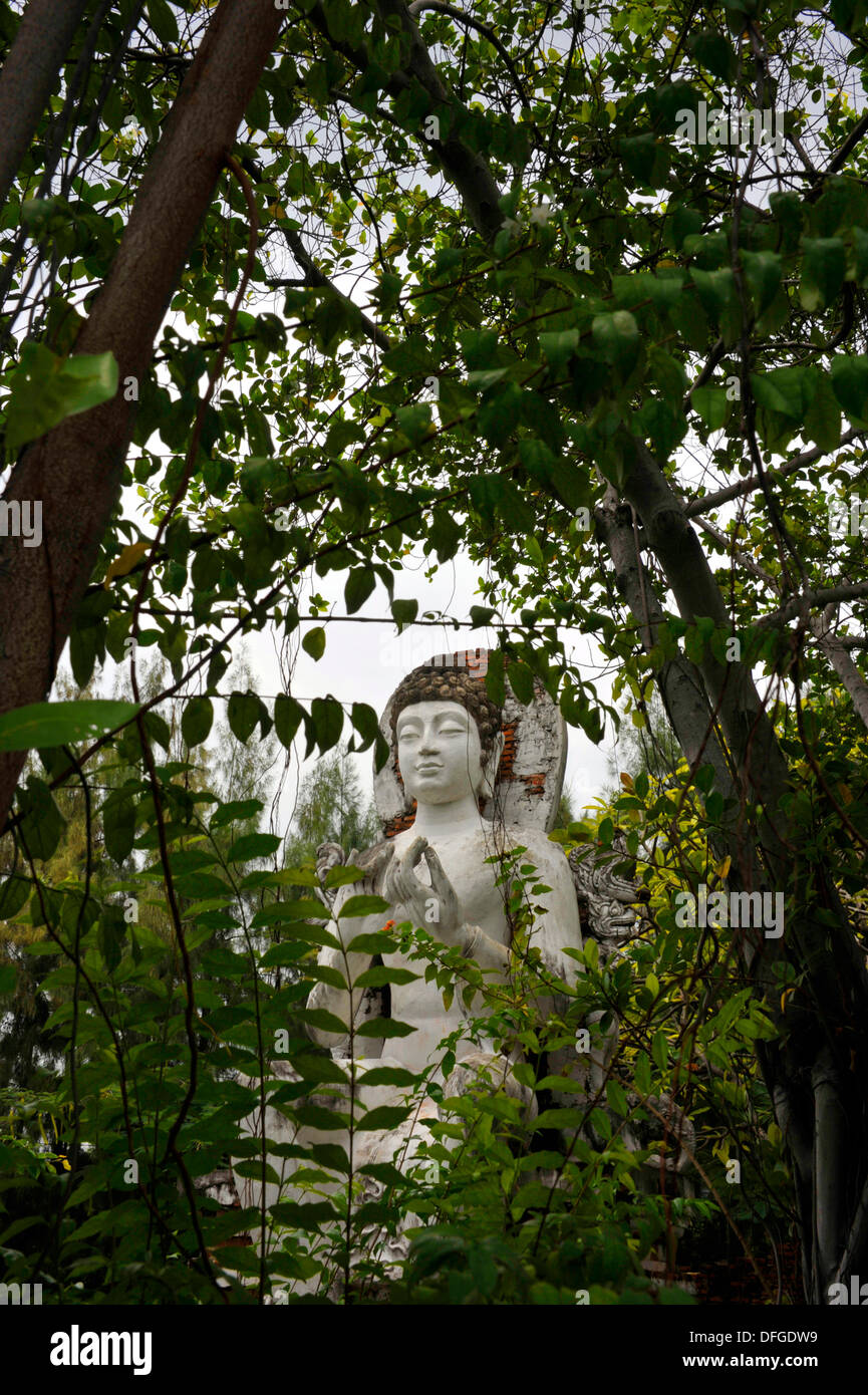 Sitzende Statue/Bild des Buddha, die Lehre Position, aus der Dvaravati-Periode. Im alten Siam in der Nähe von Bangkok in Thailand. Stockfoto
