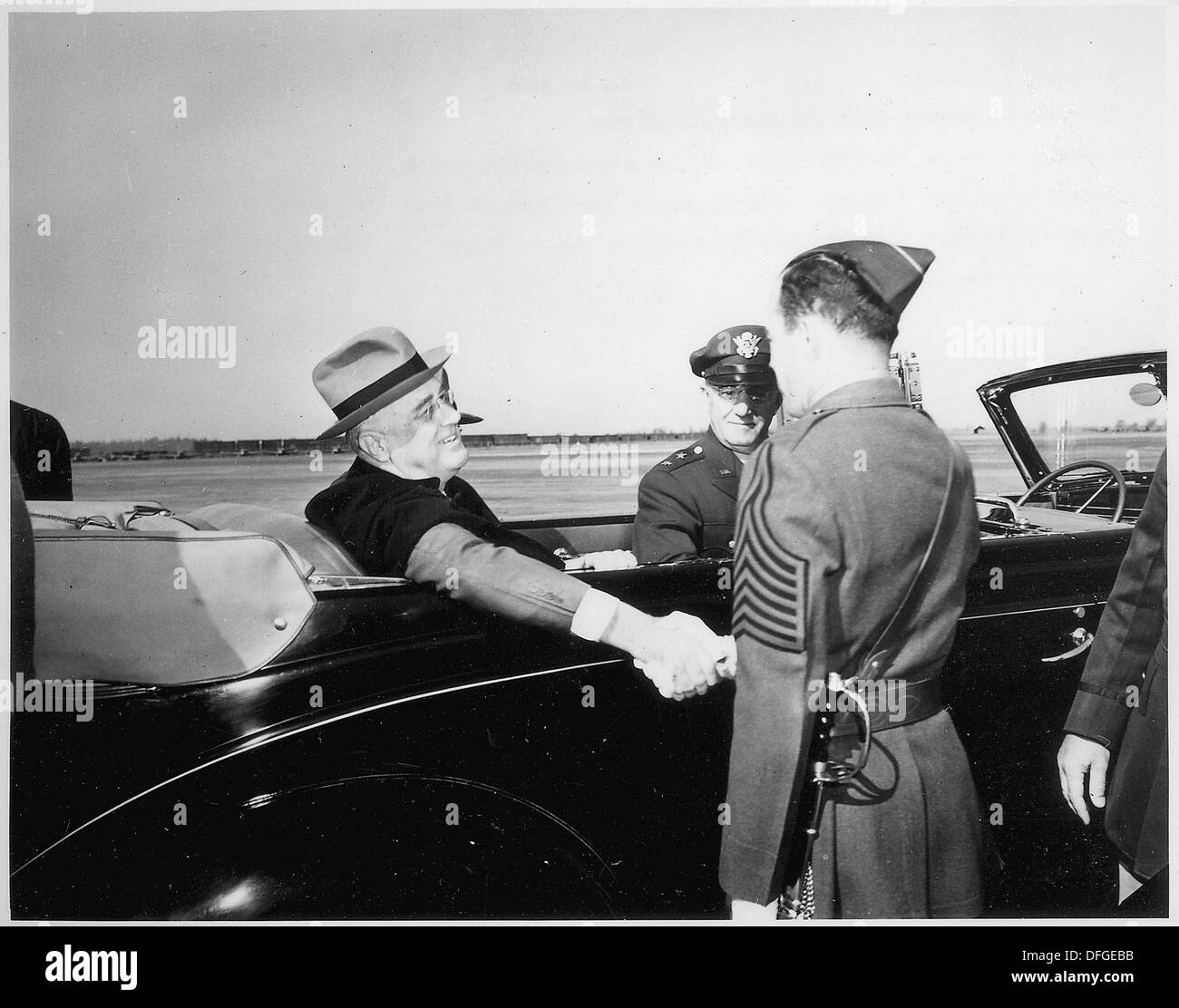 Franklin D. Roosevelt trifft sich mit Major General E.K. Yount im Maxwell Field in Alabama, wahrscheinlich während eines Kriegsbesuchs. Stockfoto