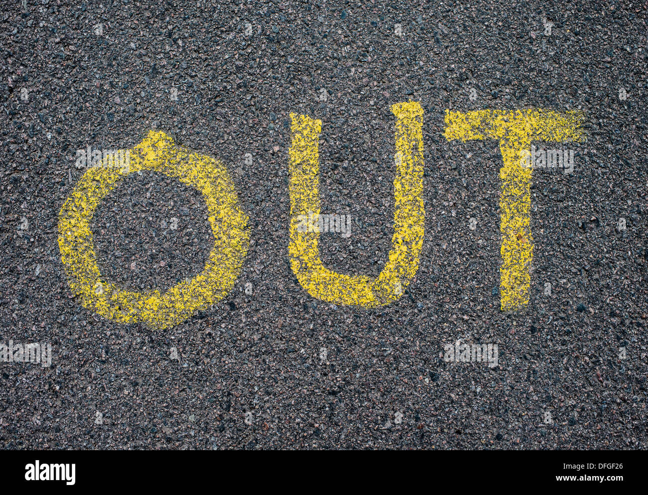 Draufsicht auf das Wort, lackiert in gelb auf Straße Stockfoto