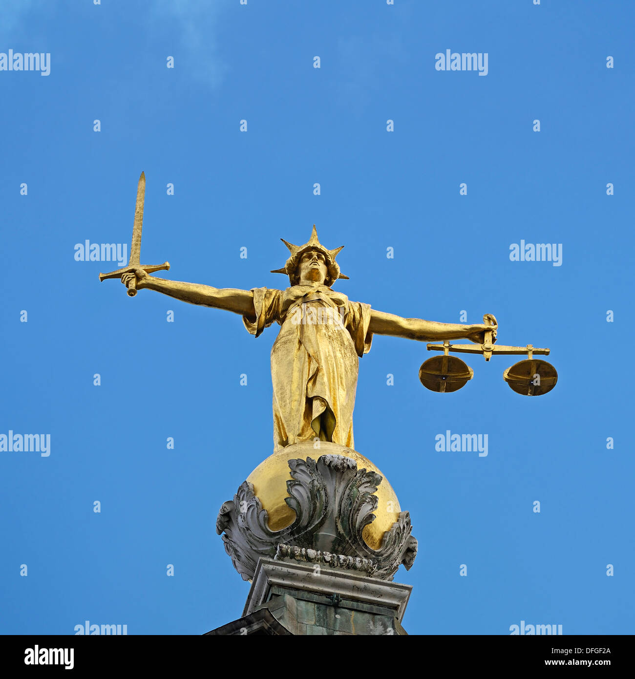 Old Bailey Statue der Justitia. Central Criminal Court, London, Vereinigtes Königreich. Stockfoto