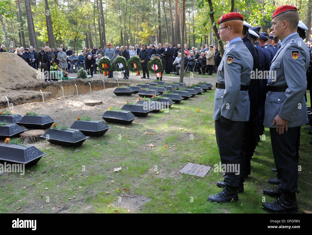 Halbe, Deutschland. 4. Oktober 2013. Särge mit den Resten der deutschen Soldaten im zweiten Weltkrieg getötet, um ihre letzte Ruhestätte in Halbe, Deutschland, 4. Oktober 2013. 105 deutsche Soldaten wurden heute auf dem Waldfriedhof begraben. Foto: BERND SETTNIK/Dpa/Alamy Live News Stockfoto