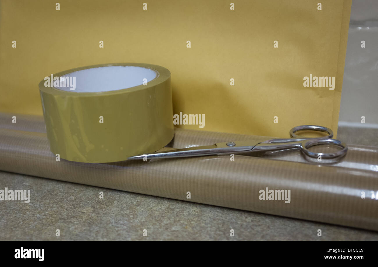 Verpackung-Materialien-Hintergrund mit Klebeband und Umschlag Stockfoto