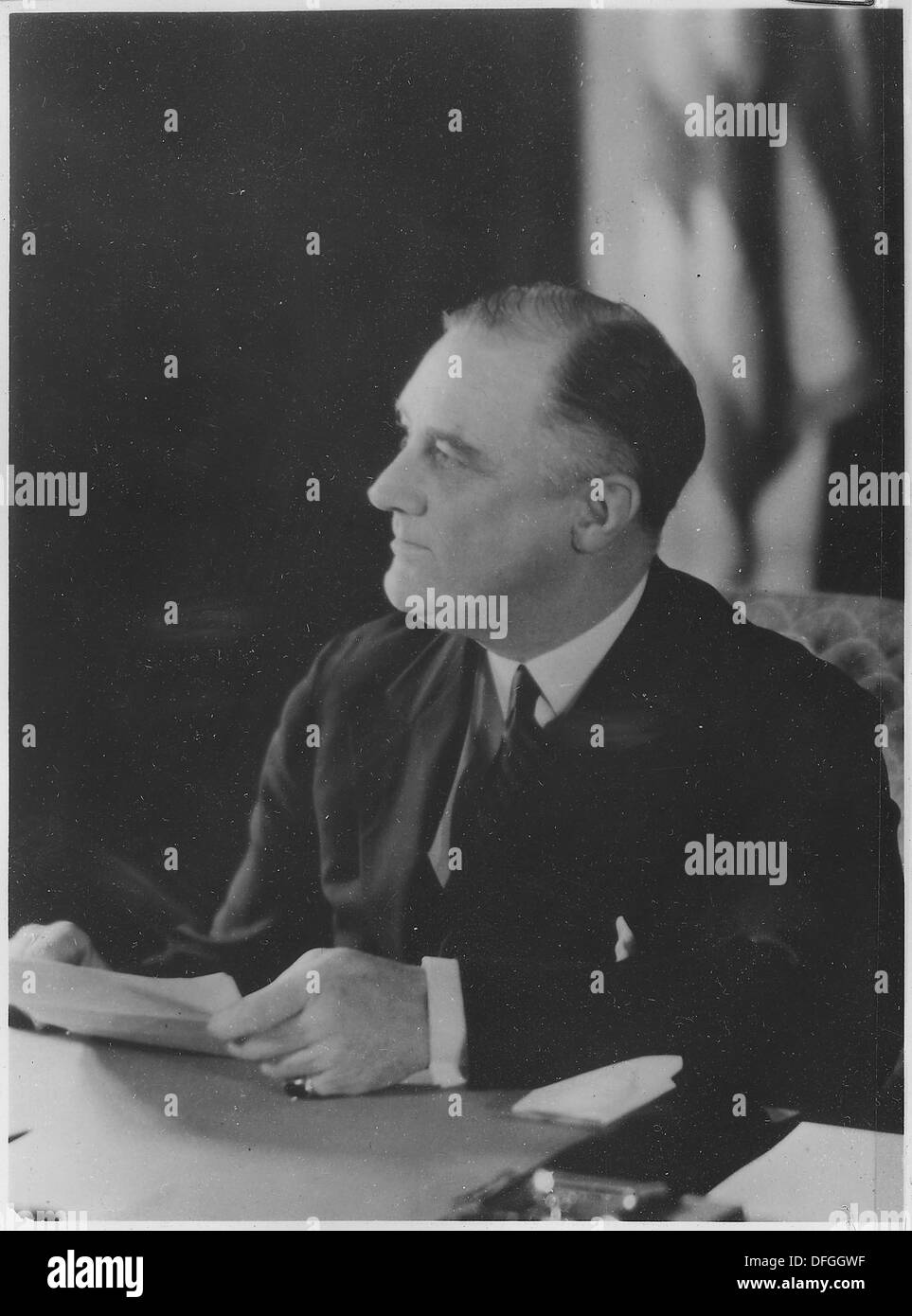 Dieses Bild zeigt Präsident Franklin D. Roosevelt in Washington, D.C., und hebt seine Führung während einer entscheidenden Zeit in der amerikanischen Geschichte hervor, einschließlich seiner Rolle im Zweiten Weltkrieg und im New Deal. Stockfoto