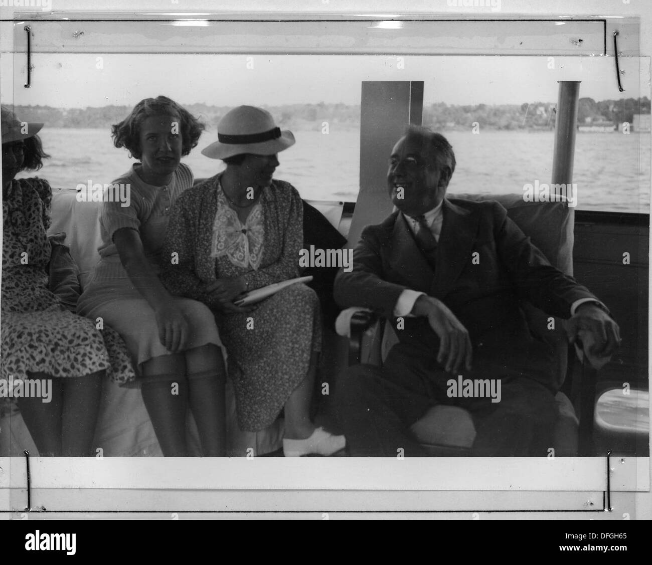 Franklin D. Roosevelt wird an Bord der U.S.S. Potomac in der Nähe seines Hauses im Hyde Park gesehen. Das Schiff wurde für Präsidentenaufgaben genutzt, und Roosevelt nutzte es für offizielle Aufgaben während seiner Amtszeit. Stockfoto