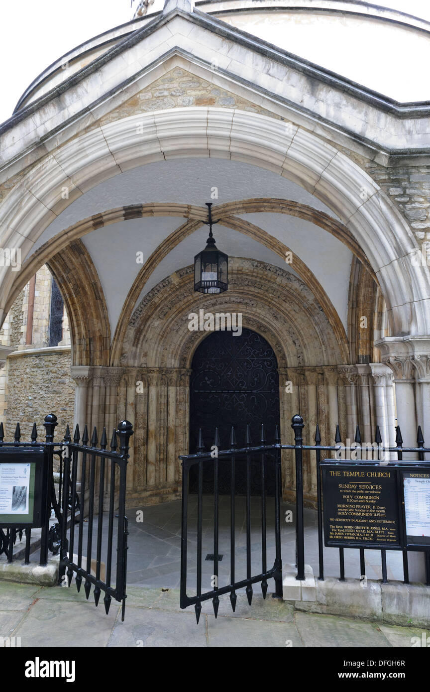 Der Eingang zum Tempel Kirche, London, England, Vereinigtes Königreich. Stockfoto