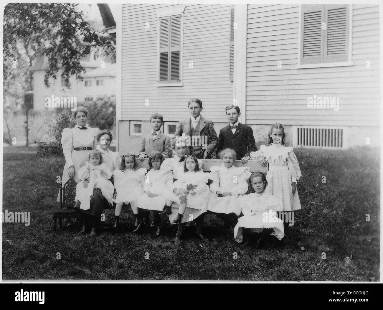 Ein Foto von Franklin D. Roosevelt mit 12 Cousins in Fairhaven, Massachusetts, bei dem ein Familientreffen festgehalten wird. Stockfoto