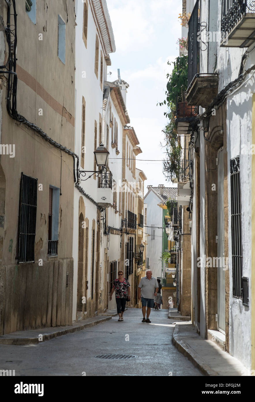 Eine schmale Straße im alten Stadt Javea, Spanien. Stockfoto