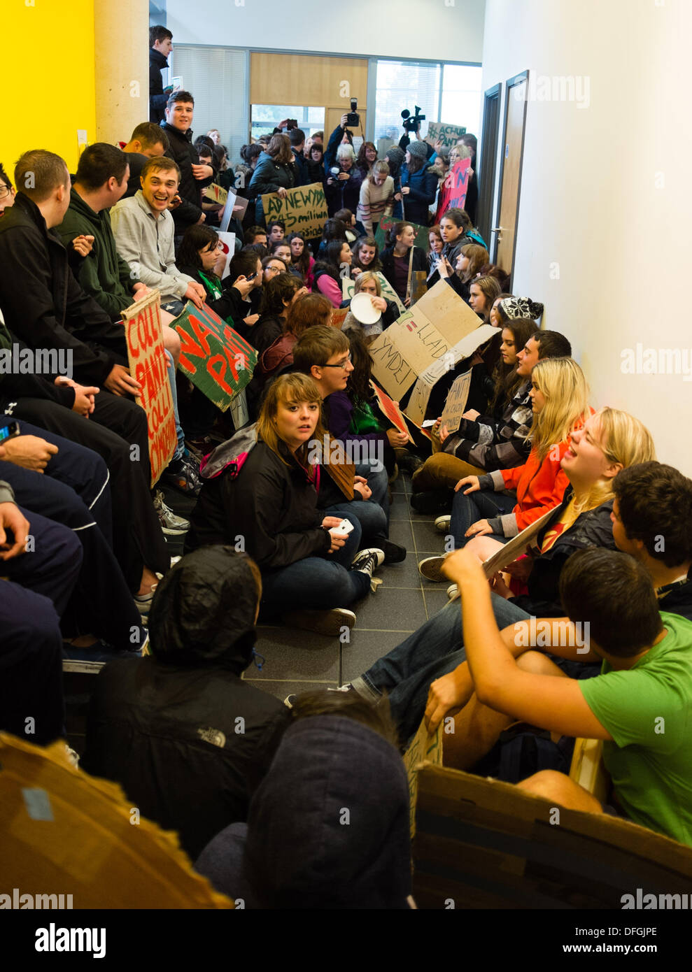 Aberystwyth, Wales, UK. 4. Oktober 2013.   Mehr als 100 walisische Sprache Aberystwyth University Studenten besetzen Teil der administrativen Gebäude aus Protest gegen die geplante Schließung des PANTYCELYN Hall des Wohnsitzes an der Universität. Hall, der einzige walisische Sprache Halle wird voraussichtlich nächstes Jahr mit den Schülern ins neue Einheiten auf dem Campus zu schließen.    Bildnachweis: Keith Morris/Alamy Live-Nachrichten Stockfoto
