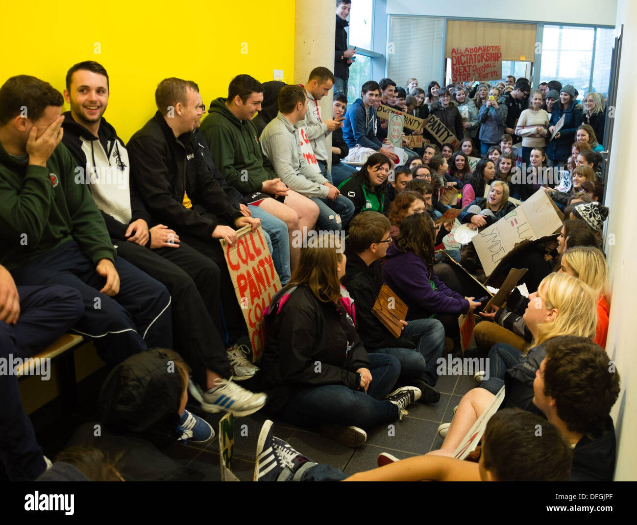 Aberystwyth, Wales, UK. 4. Oktober 2013.   Mehr als 100 walisische Sprache Aberystwyth University Studenten besetzen Teil der administrativen Gebäude aus Protest gegen die geplante Schließung des PANTYCELYN Hall des Wohnsitzes an der Universität. Hall, der einzige walisische Sprache Halle wird voraussichtlich nächstes Jahr mit den Schülern ins neue Einheiten auf dem Campus zu schließen.    Bildnachweis: Keith Morris/Alamy Live-Nachrichten Stockfoto