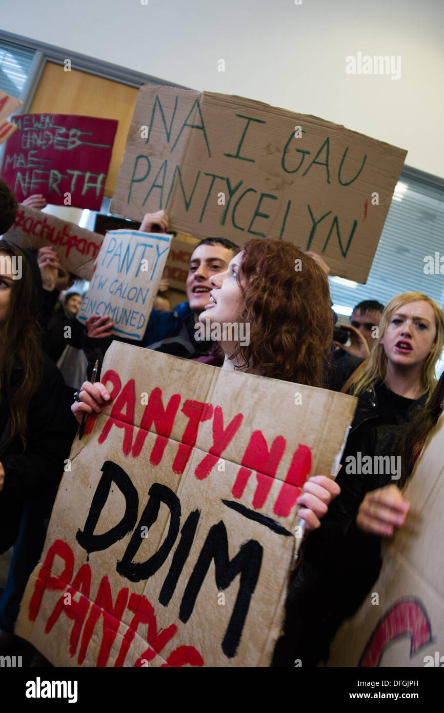Aberystwyth, Wales, UK. 4. Oktober 2013. Mehr als 100 walisische Sprache Aberystwyth University Studenten besetzen Teil der administrativen Gebäude aus Protest gegen die geplante Schließung des PANTYCELYN Hall des Wohnsitzes an der Universität. Hall, der einzige walisische Sprache Halle wird voraussichtlich nächstes Jahr mit den Schülern ins neue Einheiten auf dem Campus zu schließen. Bildnachweis: Keith Morris/Alamy Live-Nachrichten Stockfoto