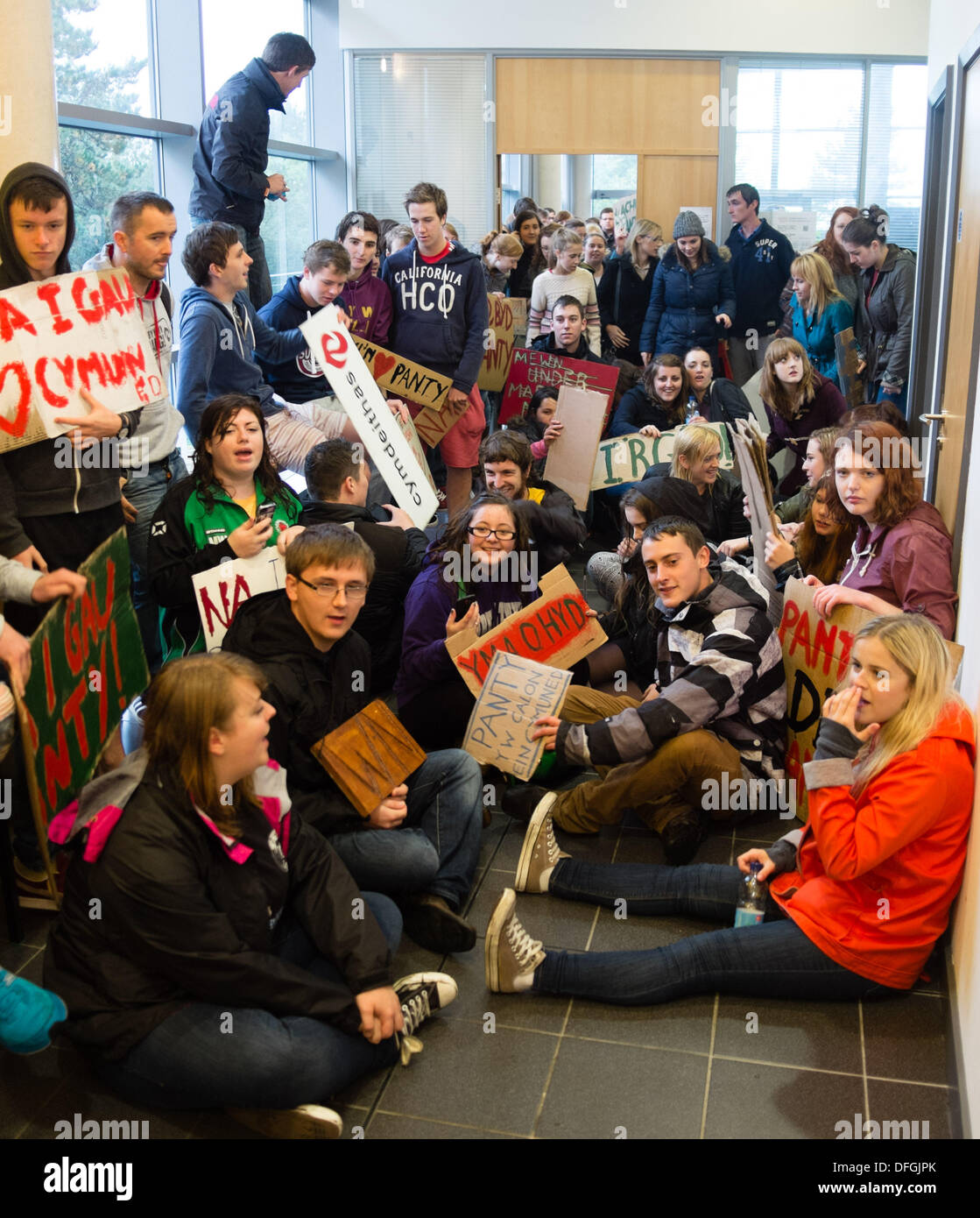 Aberystwyth, Wales, UK. 4. Oktober 2013.   Mehr als 100 walisische Sprache Aberystwyth University Studenten besetzen Teil der administrativen Gebäude aus Protest gegen die geplante Schließung des PANTYCELYN Hall des Wohnsitzes an der Universität. Hall, der einzige walisische Sprache Halle wird voraussichtlich nächstes Jahr mit den Schülern ins neue Einheiten auf dem Campus zu schließen.    Bildnachweis: Keith Morris/Alamy Live-Nachrichten Stockfoto