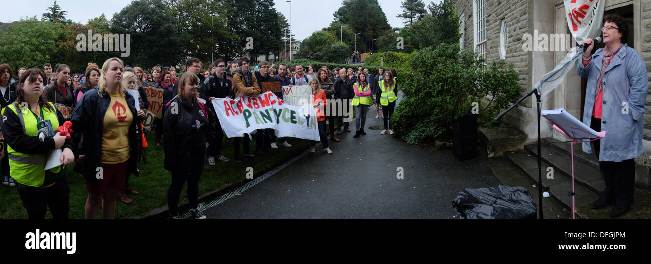 Aberystwyth, Wales, UK. 4. Oktober 2013.   Montage Goivernment Mitglied ELIN JONES Adressierung über 100 Walisisch Sprachstudenten Aberystwyth University, bevor sie Teil der administrativen Gebäude aus Protest gegen die geplante Schließung des PANTYCELYN Hall des Wohnsitzes an der Universität zu besetzen. Hall, der einzige walisische Sprache Halle wird voraussichtlich nächstes Jahr mit den Schülern ins neue Einheiten auf dem Campus zu schließen.   p © Ke Credit: Keith Morris/Alamy Live-Nachrichten Stockfoto